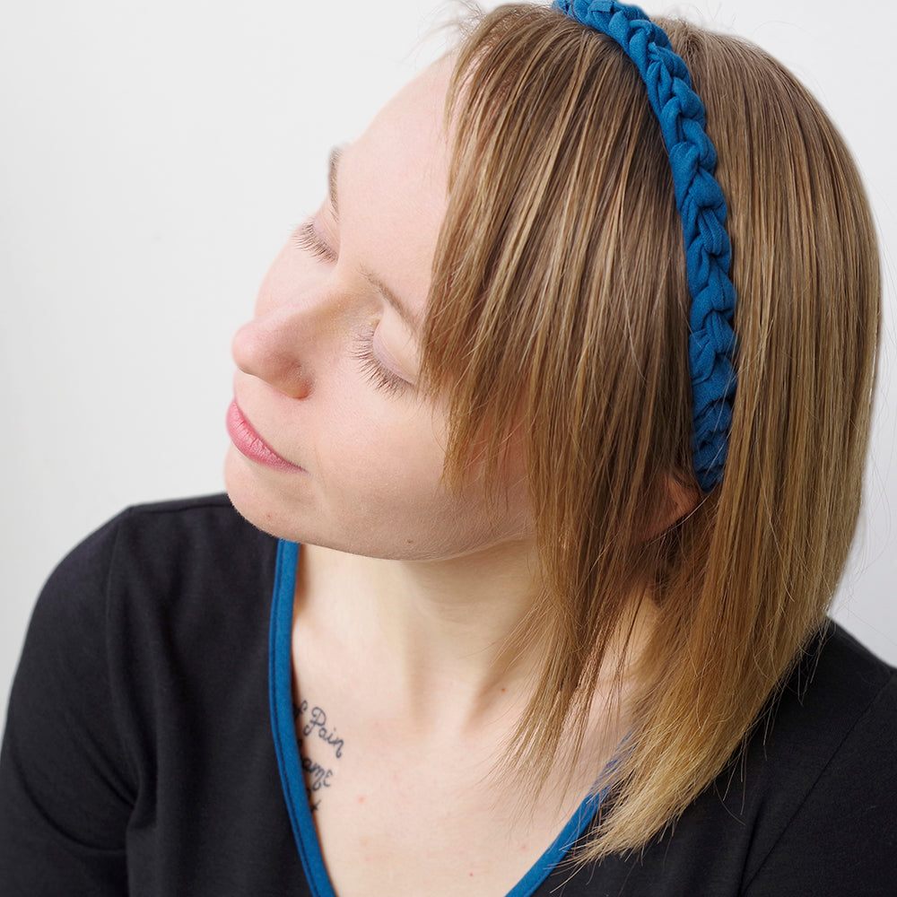 Roped-style stretchy headband in blue